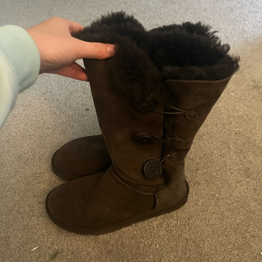 Women’s tall brown Bailey button Ugg boots - missing a button